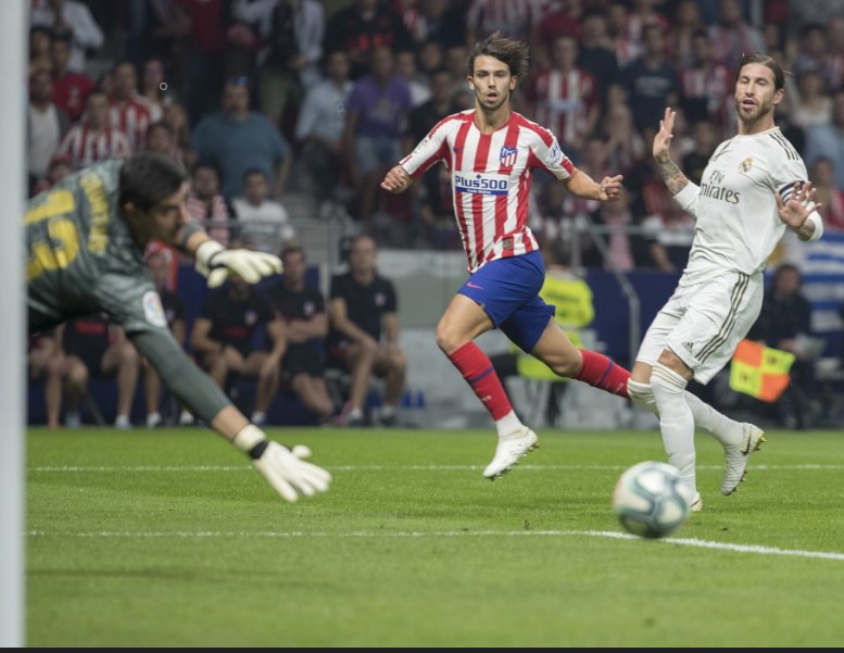 Buena ocasión de João Félix ante Courtois.