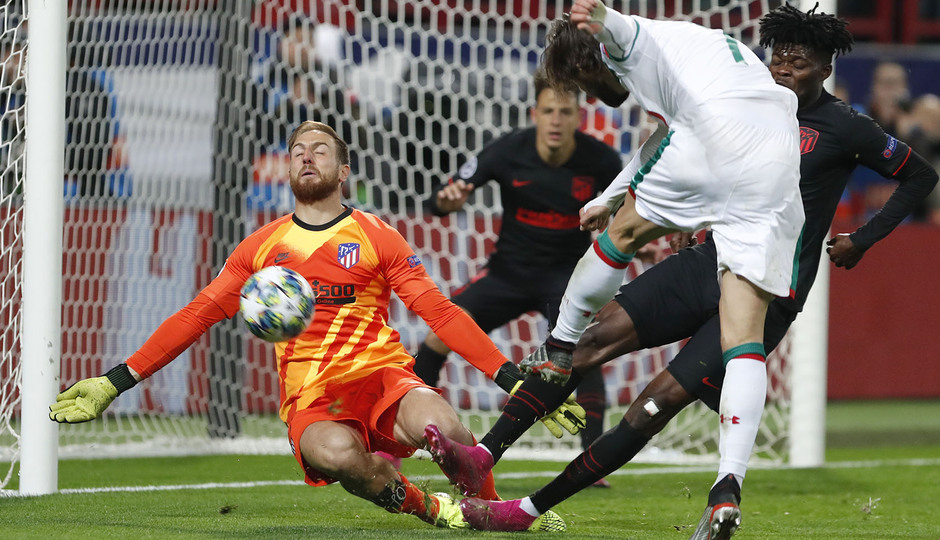 Doble paradón de Oblak que demuestra ser un fuera de serie.