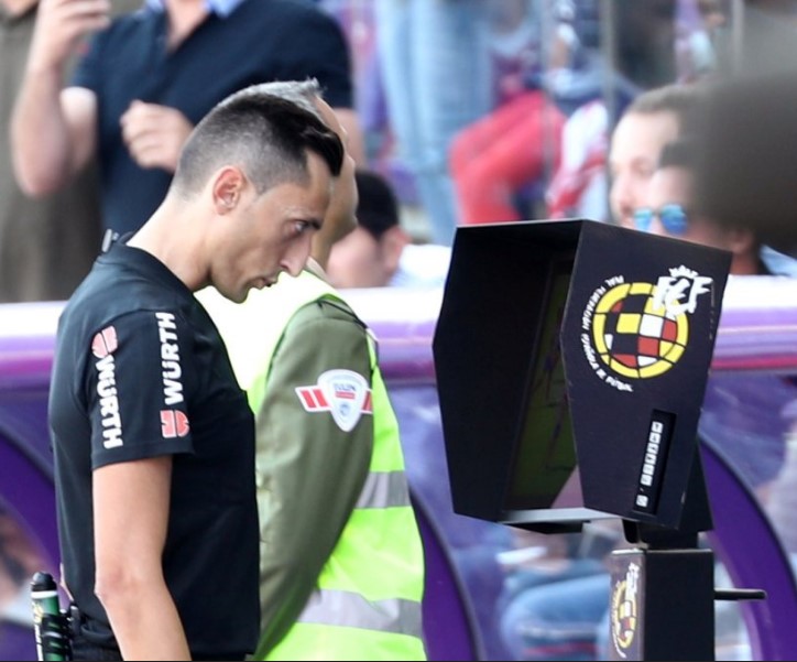 Cara a cara de Sánchez Martínez con el VAR que acabó en penalti para los de Pucela.