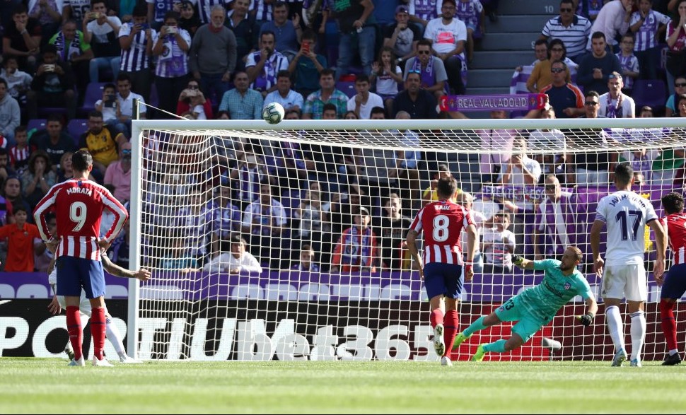 Sandro envió el penalti por encima del larguero.