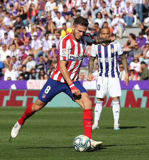 Buen remate de Saúl que salió rozando el poste.