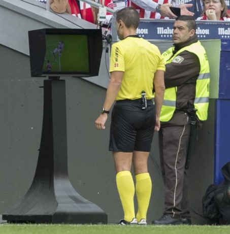 Cordero Vega tras revisar el VAR señaló el penalti.