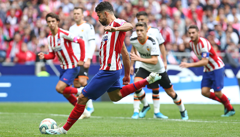 Diego Costa por fin rompió con su sequía goleadora con este lanzamiento de penalti.