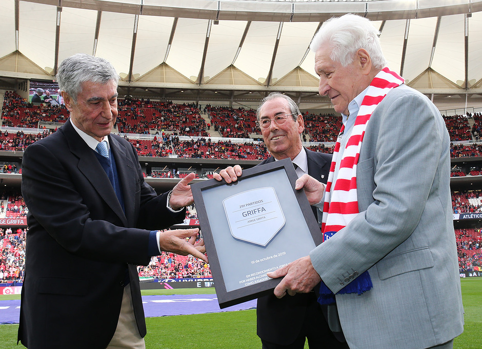 Adelardo y Gárate entregan su placa a Griffa, también leyenda rojiblanca.