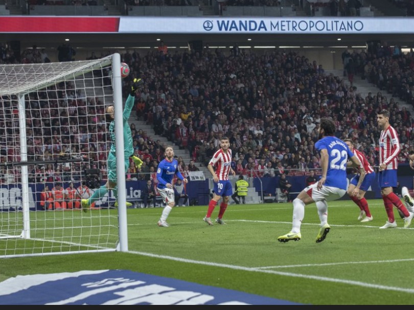 Paradón de Oblak nada más empezar el partido.