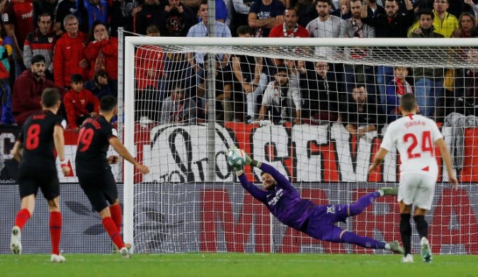 Vaclik detuvo el penalti lanzado por Diego Costa.