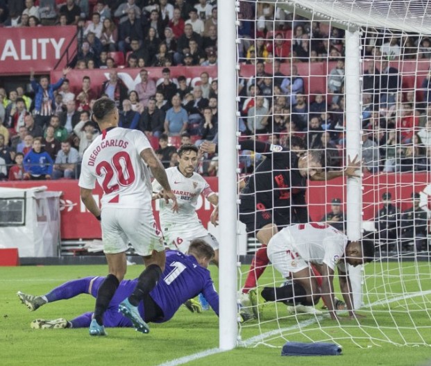 González González y el VAR miraron a otro lado en esta jugada polémica en el descuento.