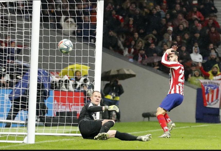 Mario Hermoso ante el gran protagonista de la noche, Ter Stegen.