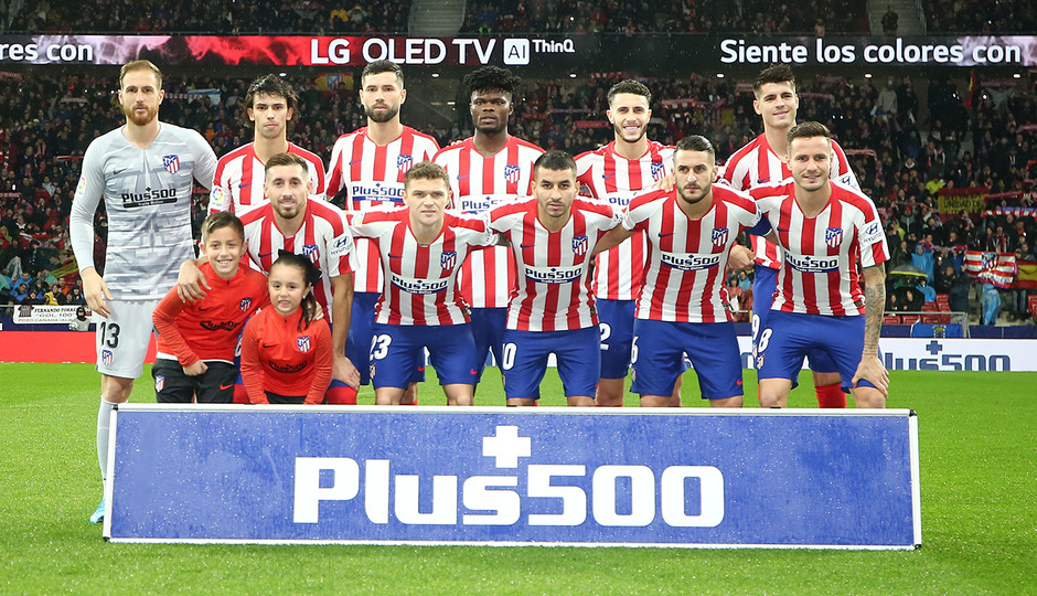 Equipo que saltó al césped en la lluviosa noche madrileña.