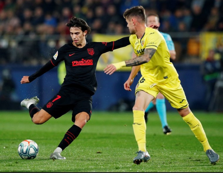 Remate de João Félix que acabó pegando en el poste de Asenjo.
