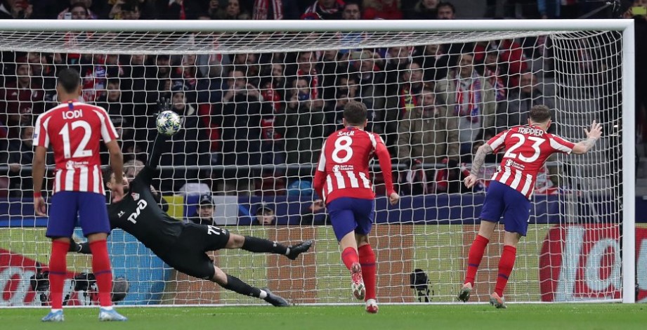 Penalti detenido por Kochenkov a tiro de Trippier.