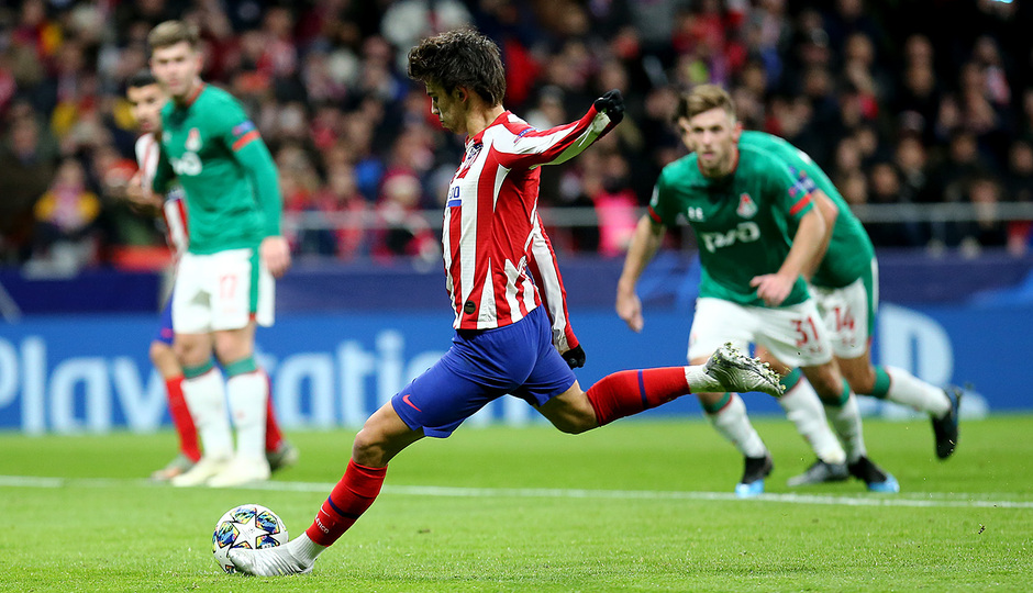 João Félix abrió el marcador con este lanzamiento de penalti.