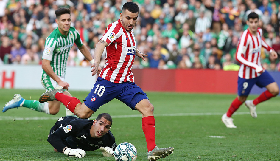 Correa abrió el marcador tras robar un balón a Alex Moreno.