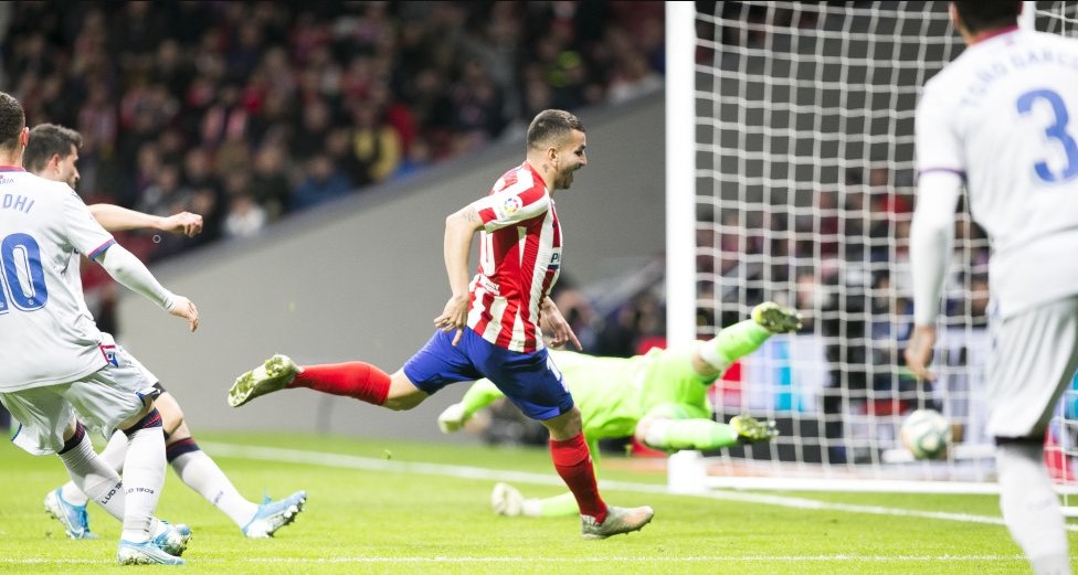 Correa inauguró el marcador con este remate a la red.