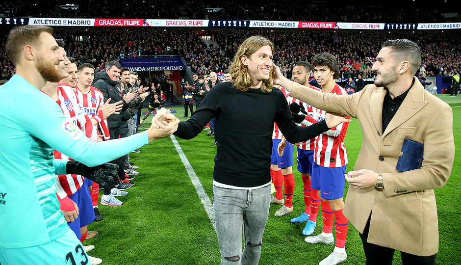 Filipe Luis, justamente homenajeado antes del partido.