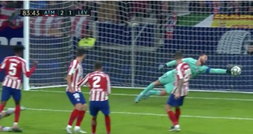 Primer paradón salvador del 2020 de Oblak.