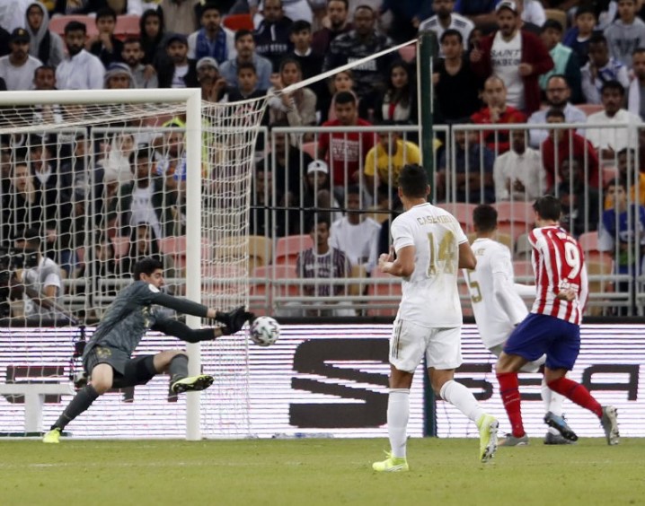 Courtois desbarata una gran ocasión de Morata al final del partido.