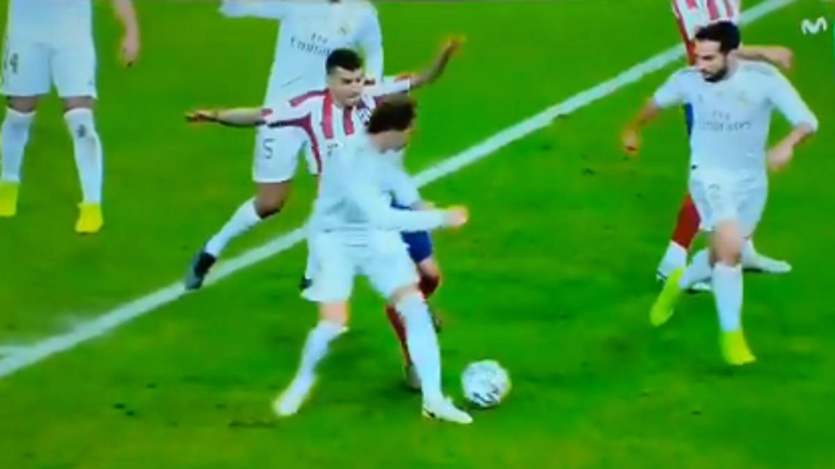 Claro derribo en el área de Sergio Ramos a Correa no sancionado.