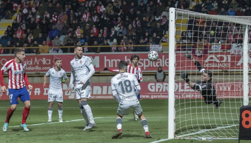 Enésimo paradón del partido del francés Giffard.