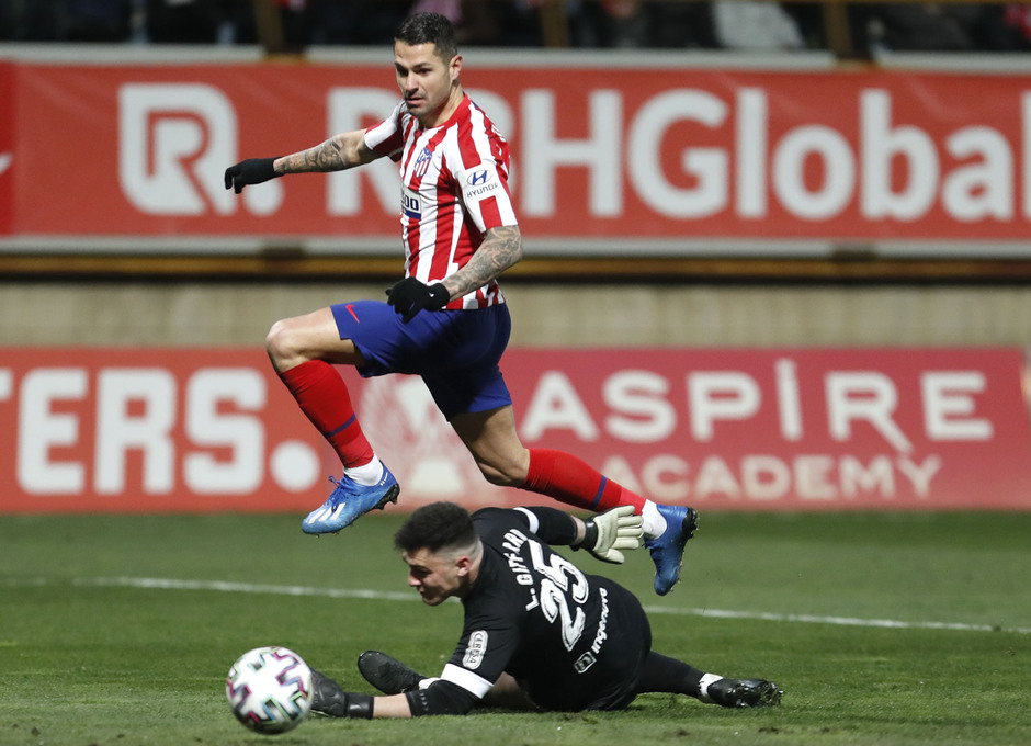 Primera gran parada de Giffard ante Vitolo.