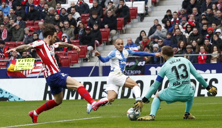 Parada de Oblak ante Braitwhite en el tramo inicial del partido.