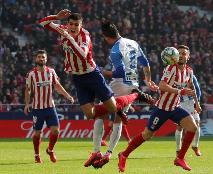 Posible penalti de Jonhatan Silva a Morata.