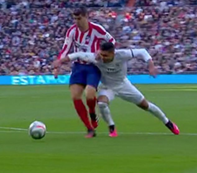 Claro empujón en el área de Casemiro a Morata no señalado.
