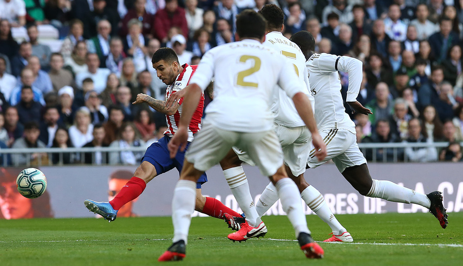 Correa envió este remate al palo de Courtois.