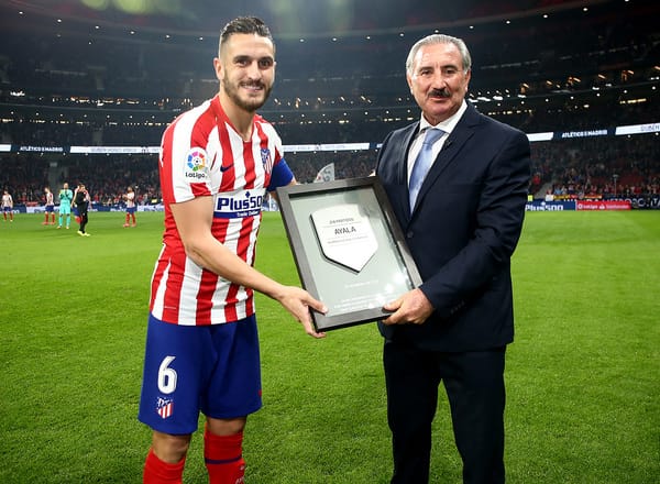 El capitán Koke entrega su placa al mítico Ratón Ayala.