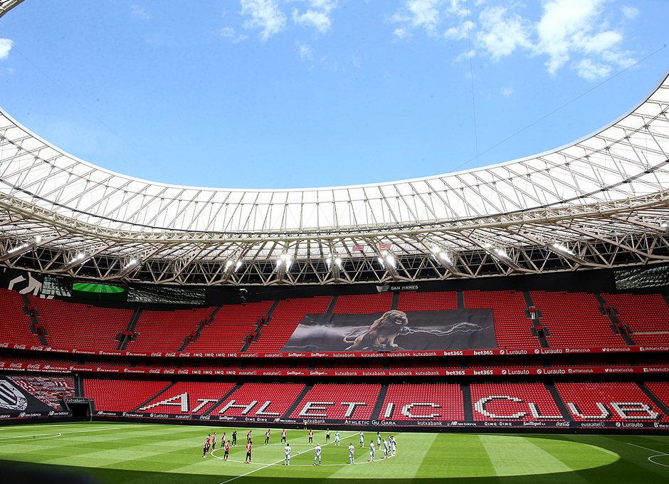 Impactante minuto de silencio en memoria de los fallecidos por el COVID-19.