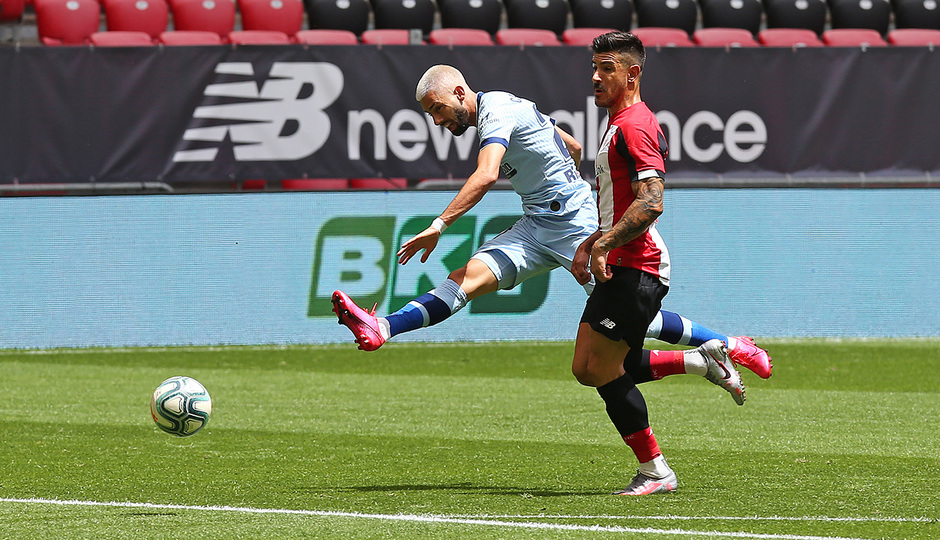 Ocasión de Yannick Carrasco, que cruzó en exceso. 
