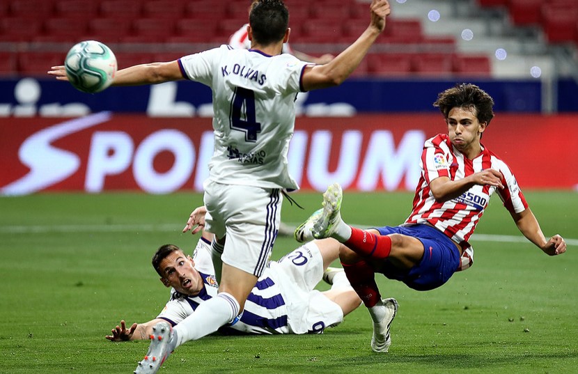 Buen remate de João Félix, que salió por encima del larguero.
