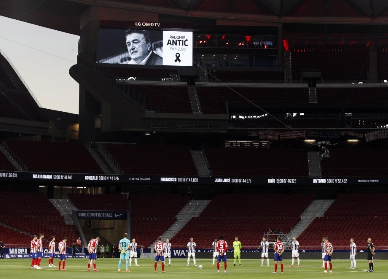 Emotivo minuto de silencio en memoria de los atléticos fallecidos durante la pandemia. El mítico Radomir Antic en el videomarcador.