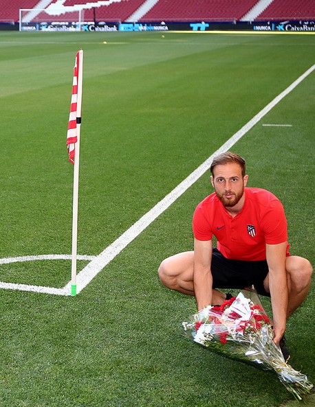 Oblak colocó el ramo de flores de Margarita al inicio del partido. 