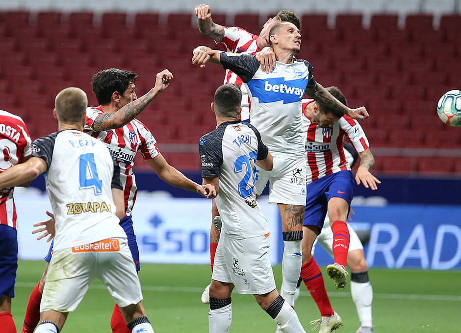 Saúl abrió el marcador con este remate de cabeza.