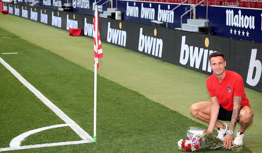 Saúl fue el encargado de colocar hoy el ramo de flores de Margarita.