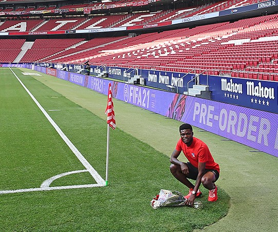 Thomas no faltó a la tradición y colocó el ramo de Margarita en el Wanda Metropolitano. Thomas no faltó a la tradición y colocó el ramo de Margarita en el Wanda Metropolitano.