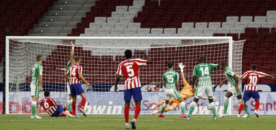 Gol anulado a Correa a instancias del VAR.