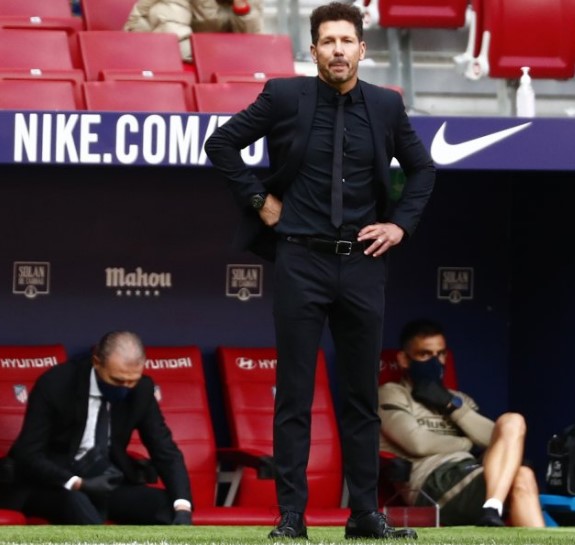 La nueva dupla Simeone-Vivas no acertó a desatascar el bloqueo del partido.