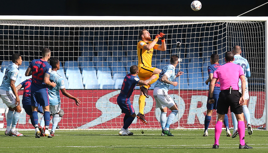 Despeje contundente por alto de Oblak