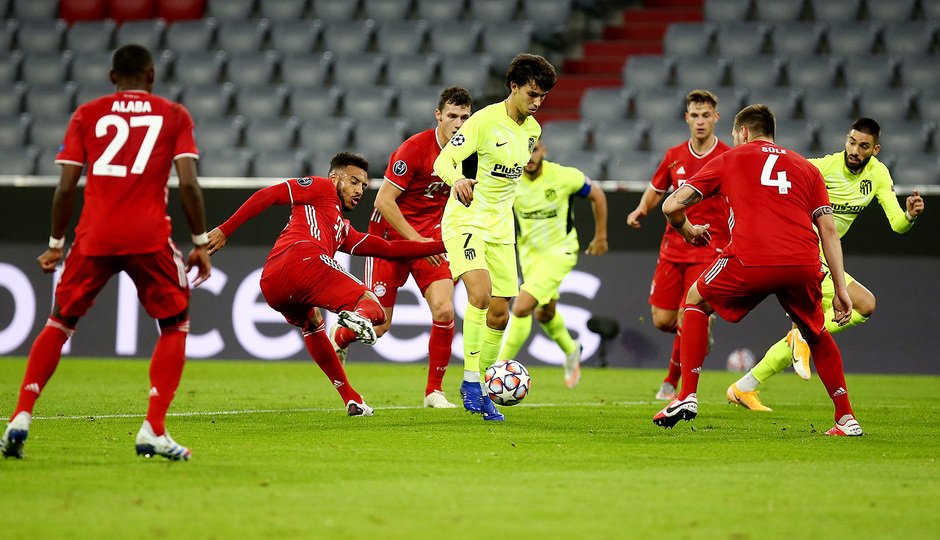 João Félix rodeado de contrarios.