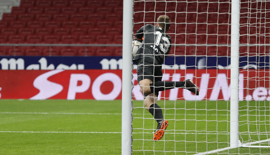 Oblak no faltó a su paradón de cada partido.