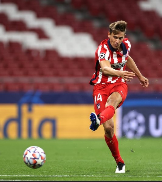 Zurdazo tremendo a la red de Llorente para abrir el marcador.