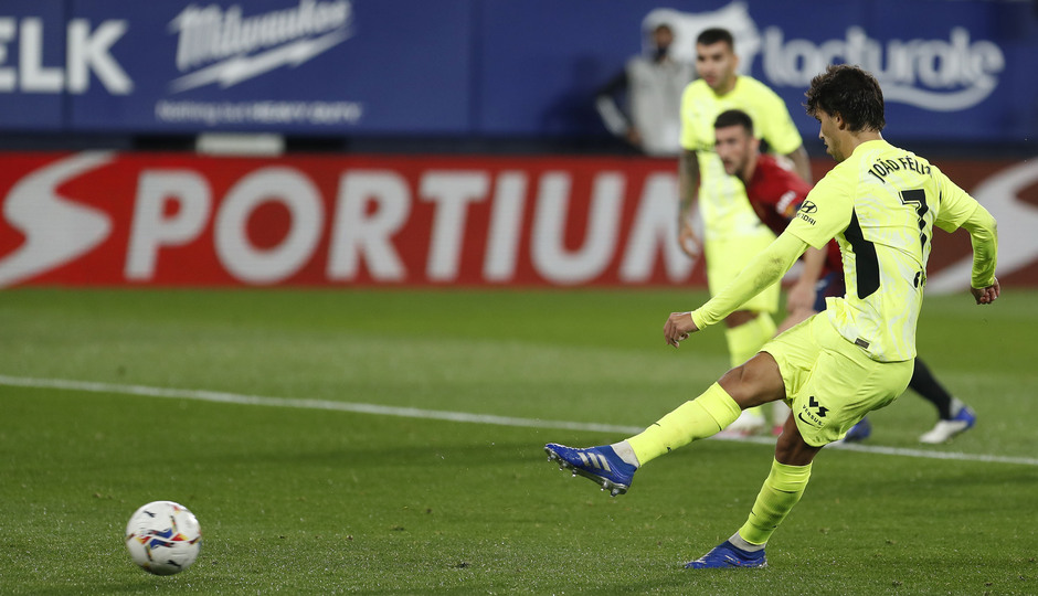 Gol de penalti de João Félix muy ajustado al palo.