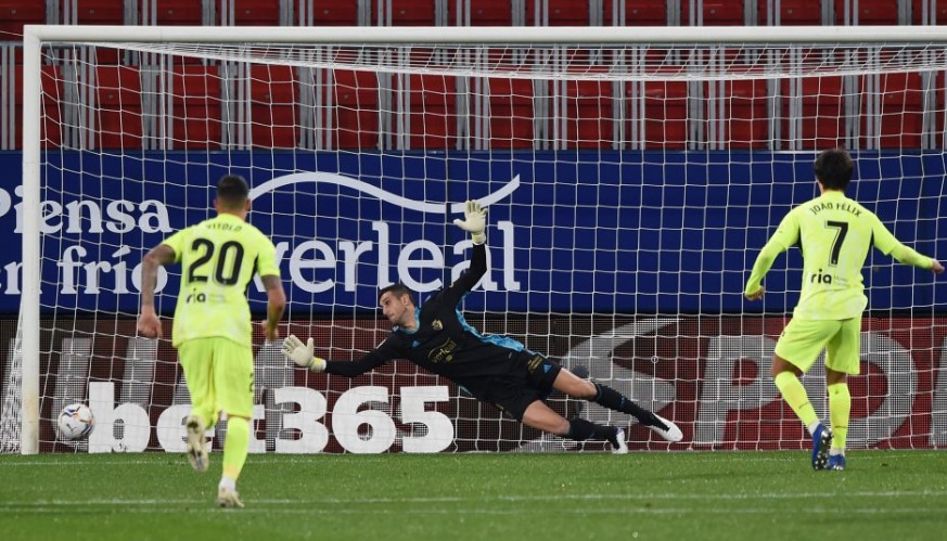 Penalti enviado al palo por João Félix.