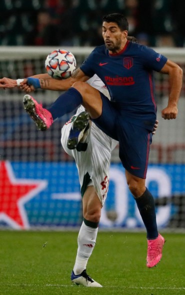 Luis Suárez continuó con su mala racha a domicilio en Champions.