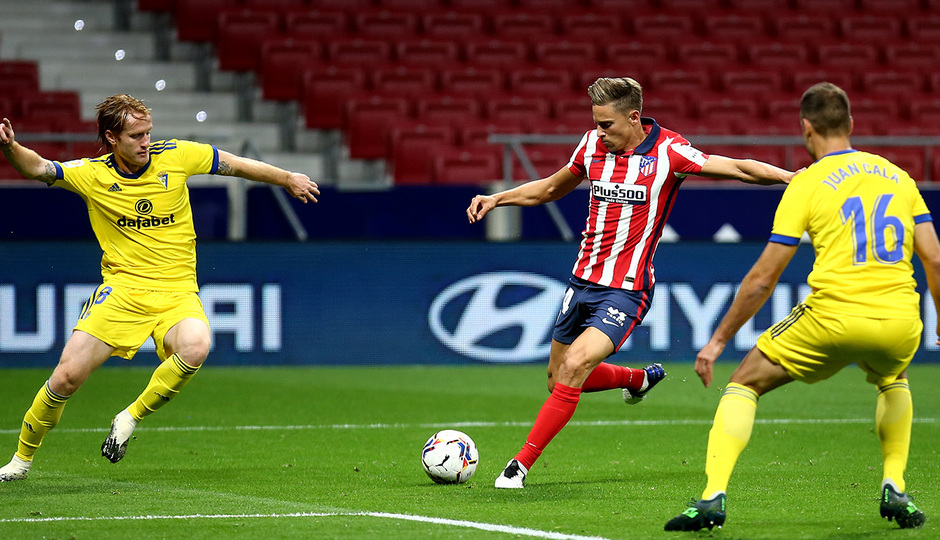 Marcos LLorente marcó el segundo gol con este buen remate sorprendiendo a Ledesma.