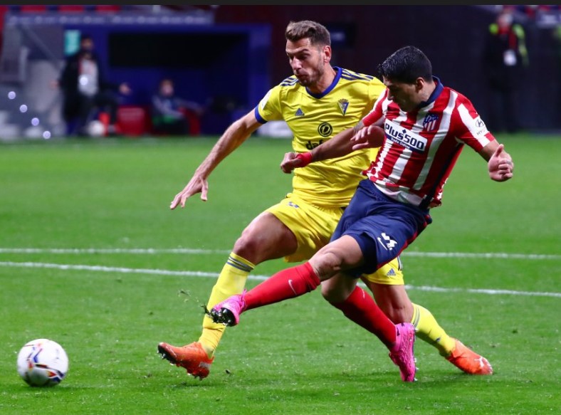 Luis Suárez no faltó a su cita con el gol con este remate cruzado.