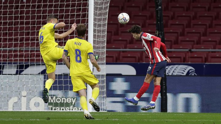 João Félix abrió el marcador con este cabezazo a la red.