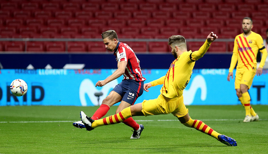 Llorente remató al larguero con este derechazo.